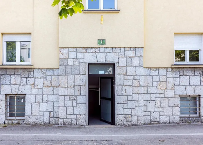 Large Two Bedroom Family App - Free Parking