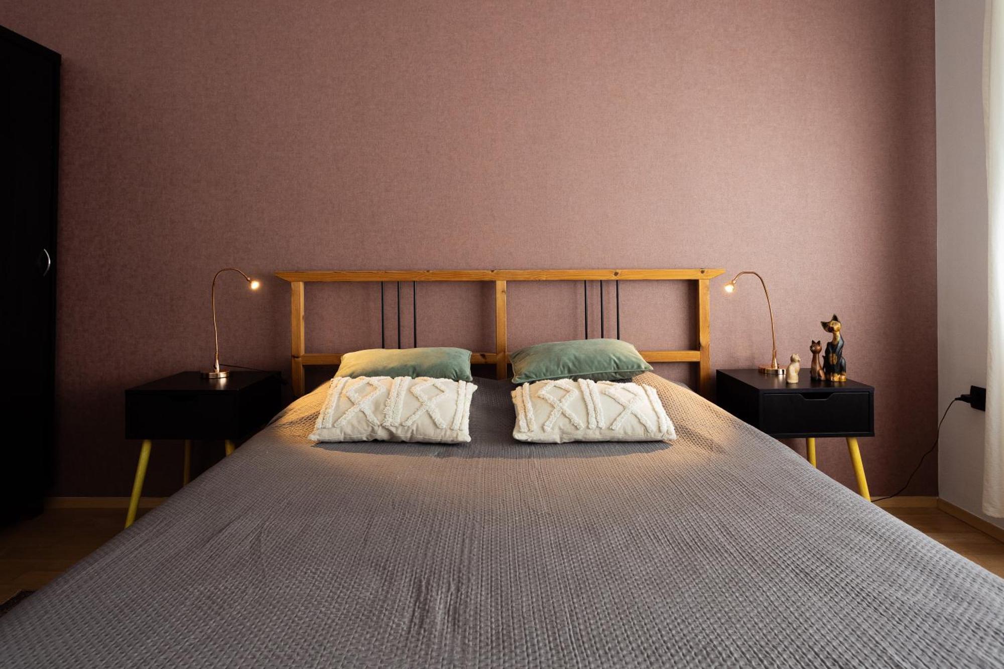 Large Two Bedroom Family App - Free Parking Apartment *