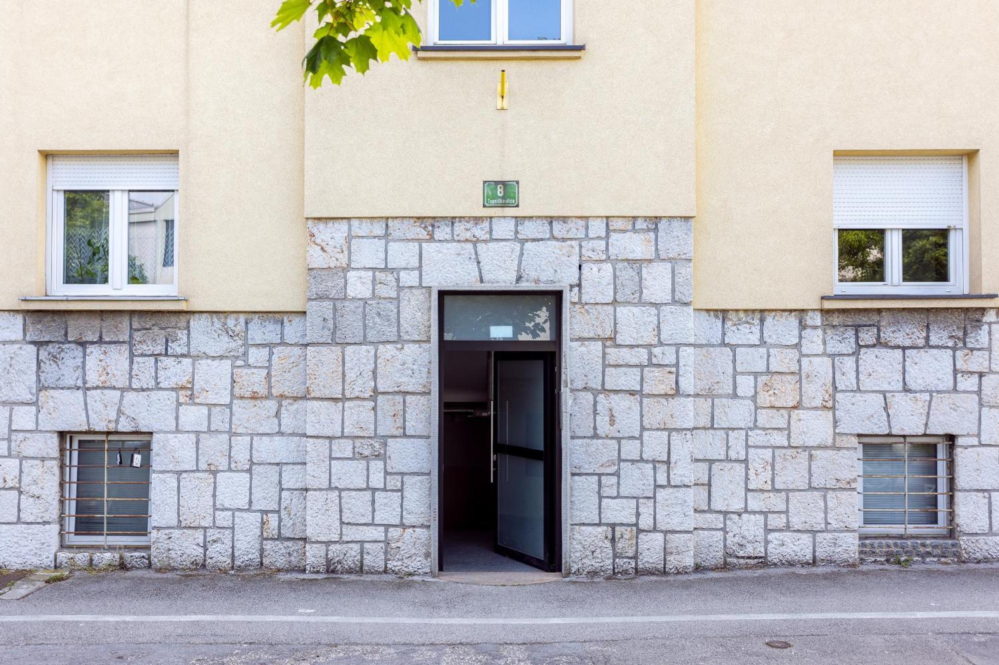 Large Two Bedroom Family App - Free Parking *