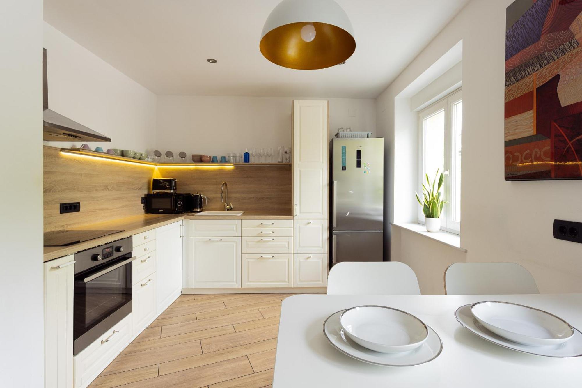 Large Two Bedroom Family App - Free Parking